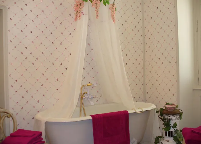 Chateau Des Lutz Bed & Breakfast Daon